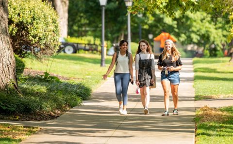 students exploring tennessee wesleyan campus