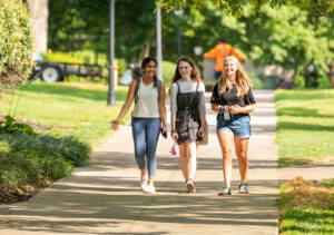 students walking around tennessee wesleyan campus