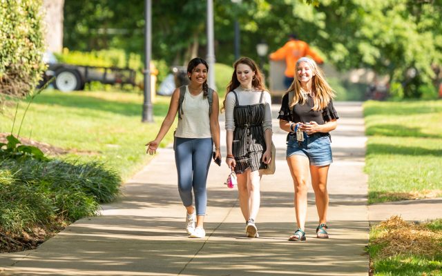 students walking around tennessee wesleyan campus